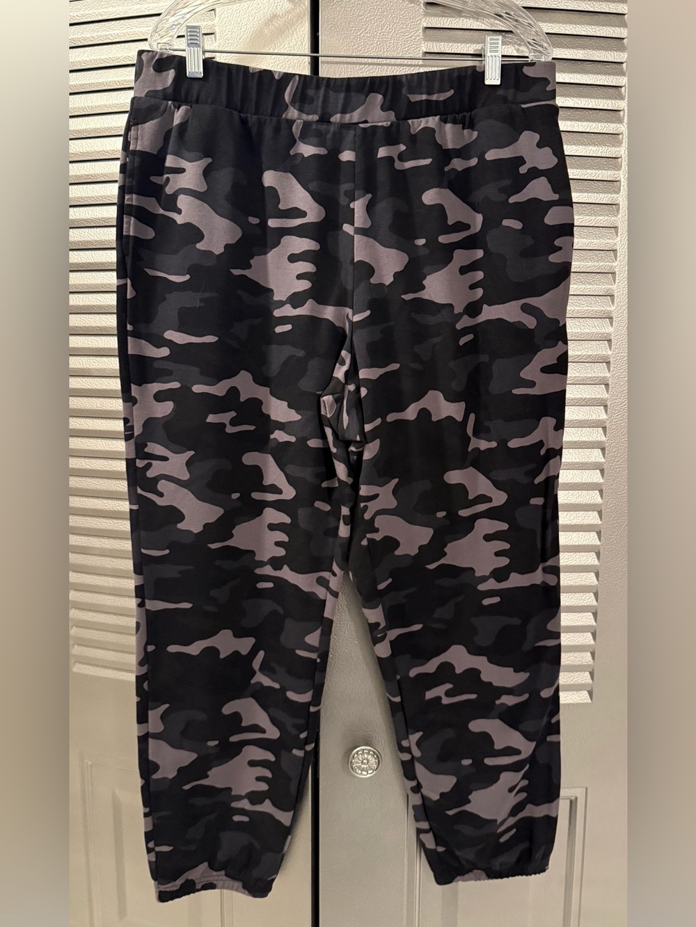 Women's NewYork and Company Gray and Black Camo Leggings